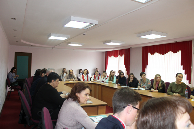Инициативная молодежь области собралась за круглым столом - ГБПОУ РО «КТСиА»